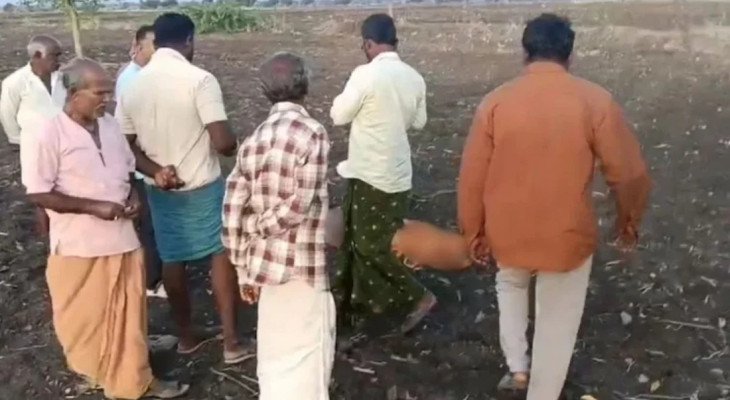 মায়ের রক্তাক্ত-নিথর দেহ আঁকড়ে ধরে কাঁদছিল দেড় বছরের শিশু